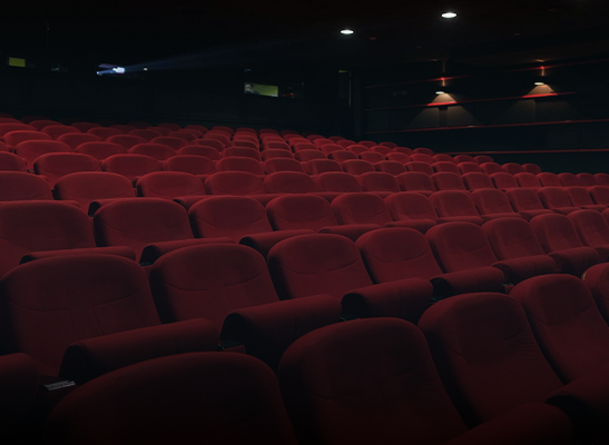 Auditório com poltronas para grande público