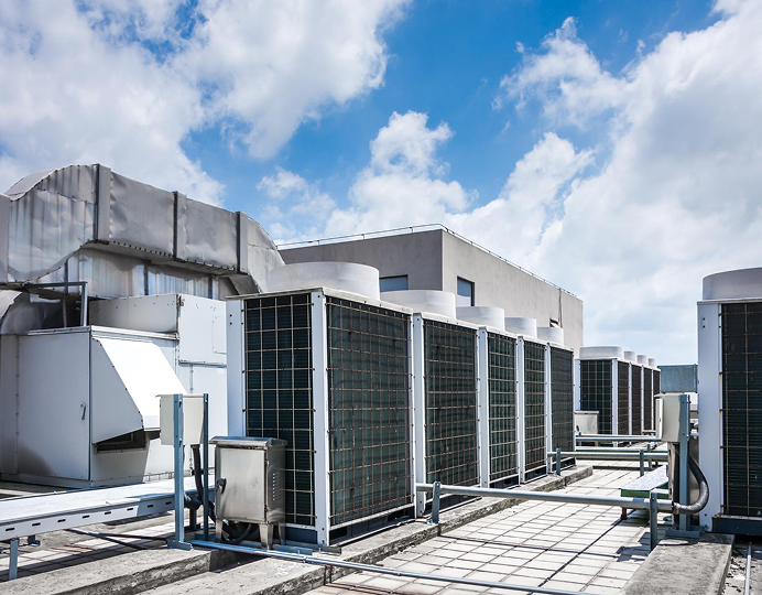 Sistemas de climatização instalados em uma cobertura