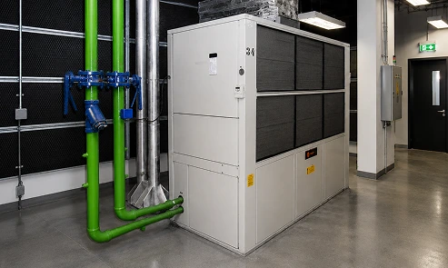 Equipamento self contained instalado em uma sala técnica